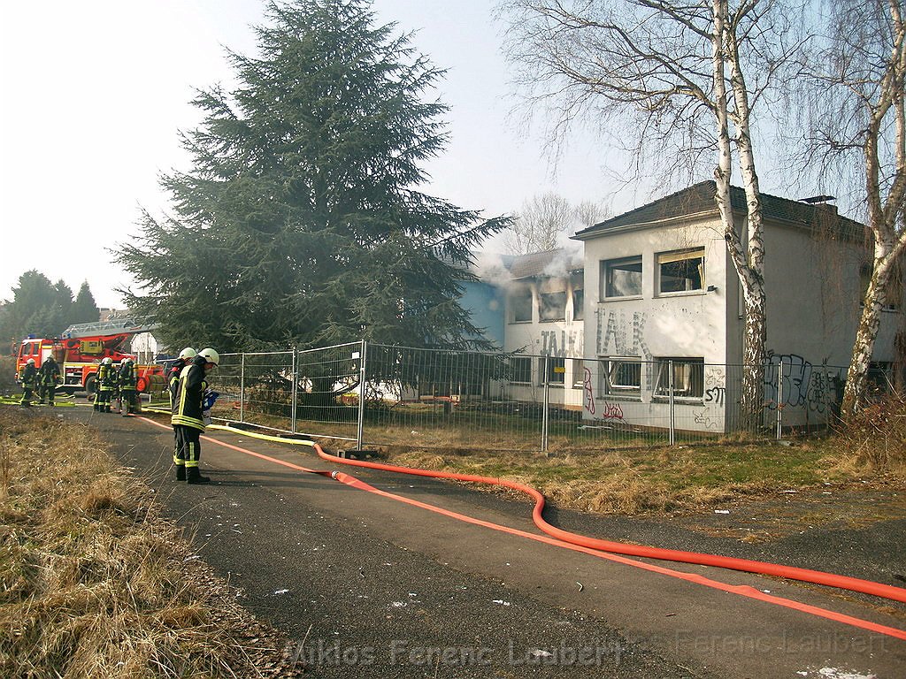 Feuer in leerstehenden Firmengebaeude Koeln Ostheim P02.JPG